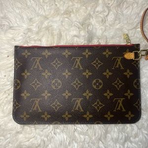🚨SOLD🚨Luis Vuitton Neverfull Pouch Cherry Interior